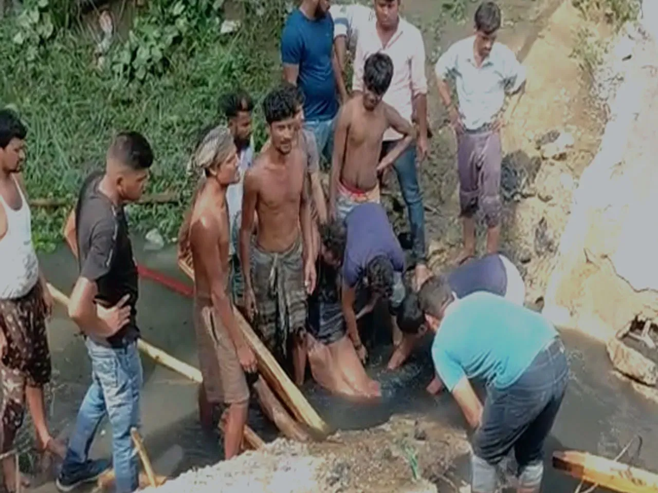 Bridge collapsed at Tamluk, Two people are trapped