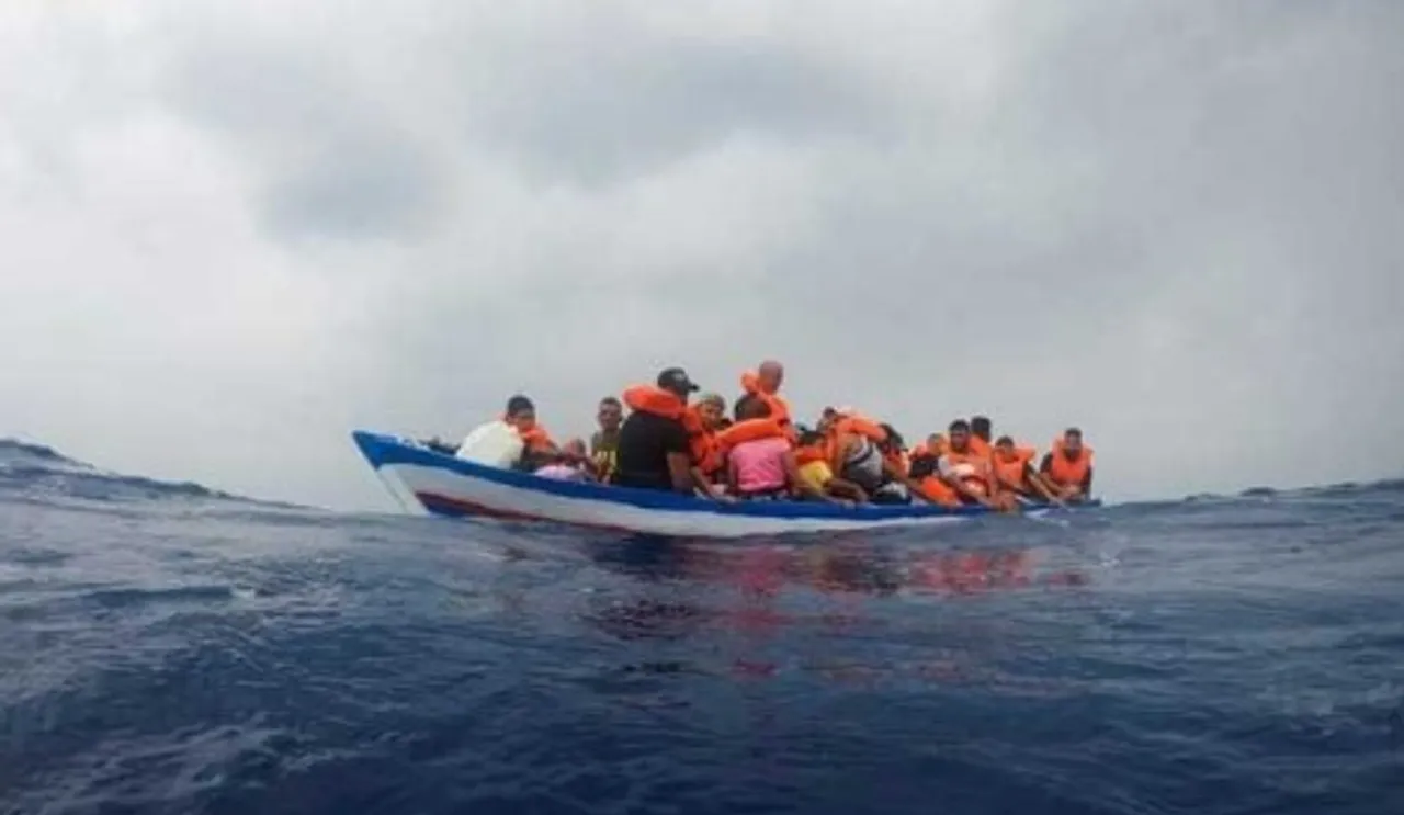 Horrible! A boat carrying 400 migrants