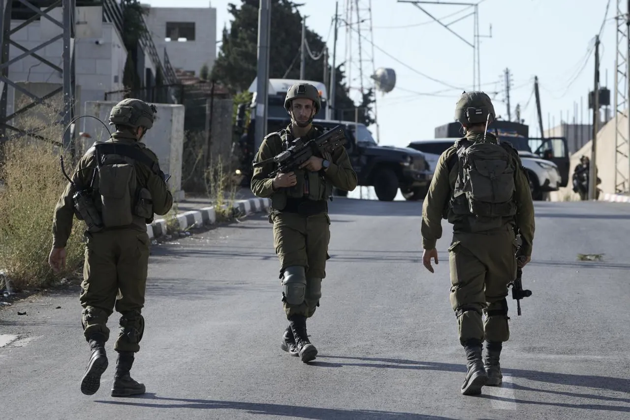 Troops arrest 34 in West Bank raids