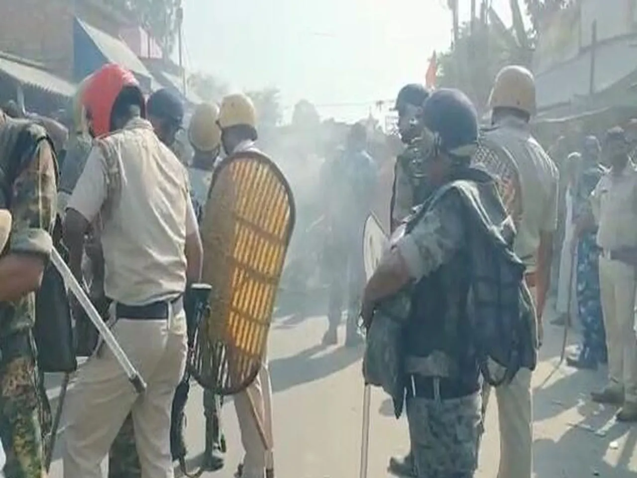 Clash started between BJP workers and Police, RAF deployed in Raiganj