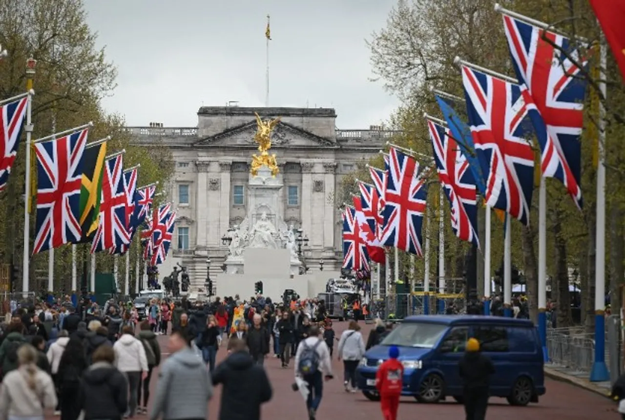 Armed man arrested outside Buckingham Palace