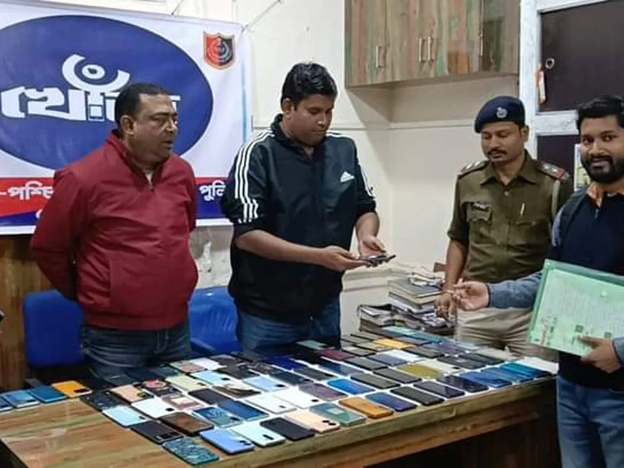 Kotwali Police Station, handed over 80 nos recovered mobile phones