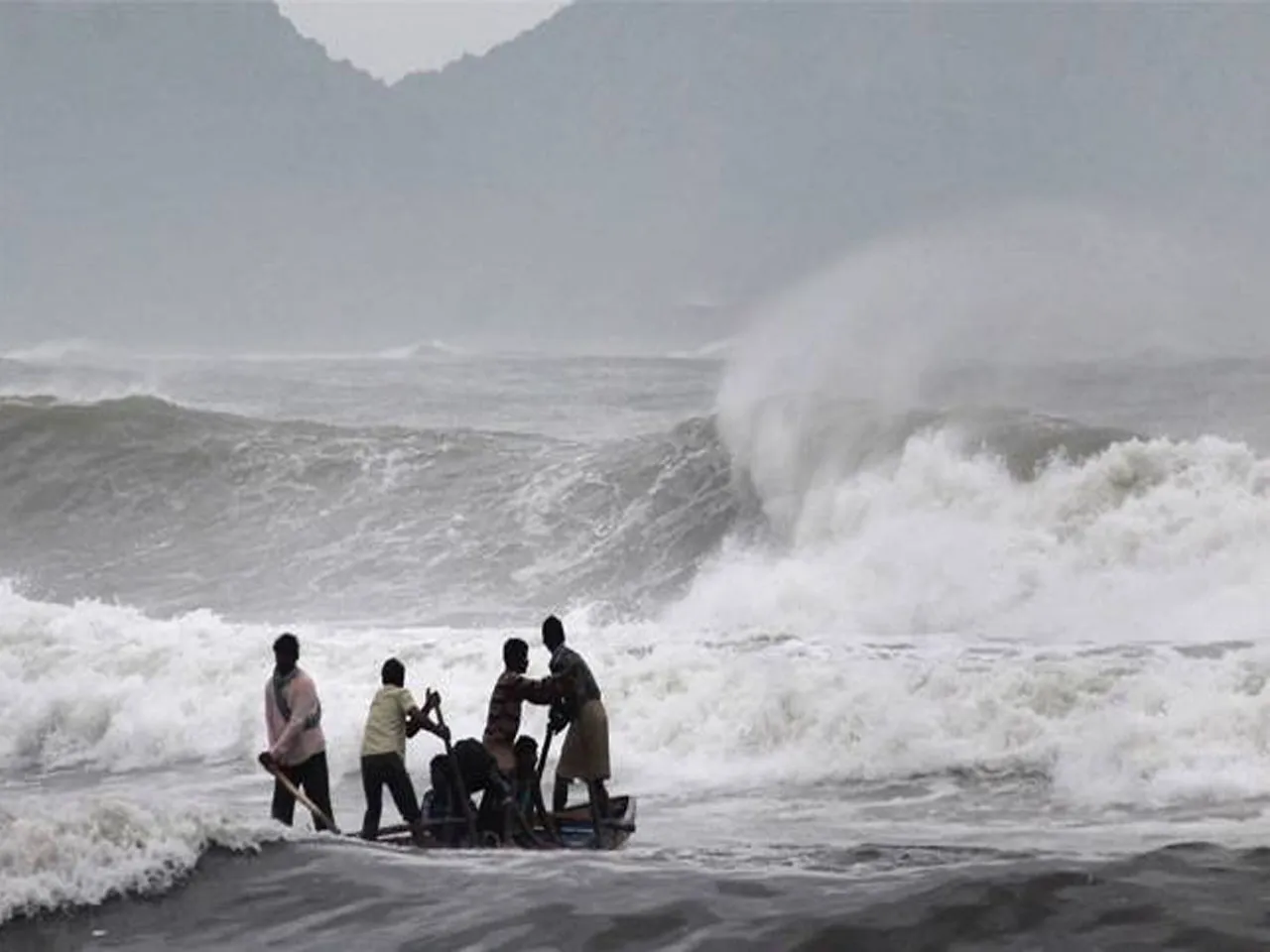 Cyclone 'Mocha' is moving fast, High alert on 12th May