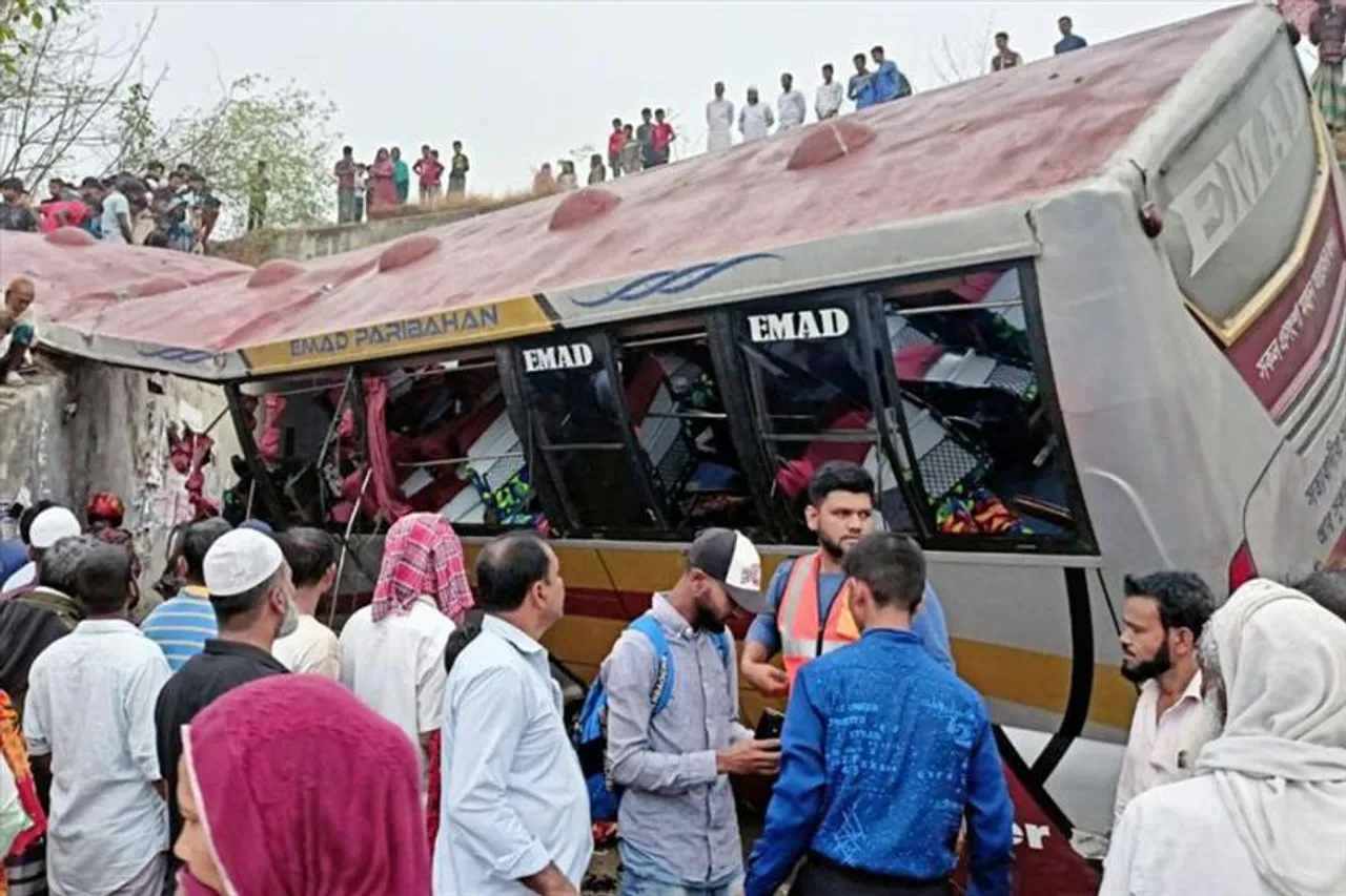 Bangladesh: Bus falls into ditch, 17 dies