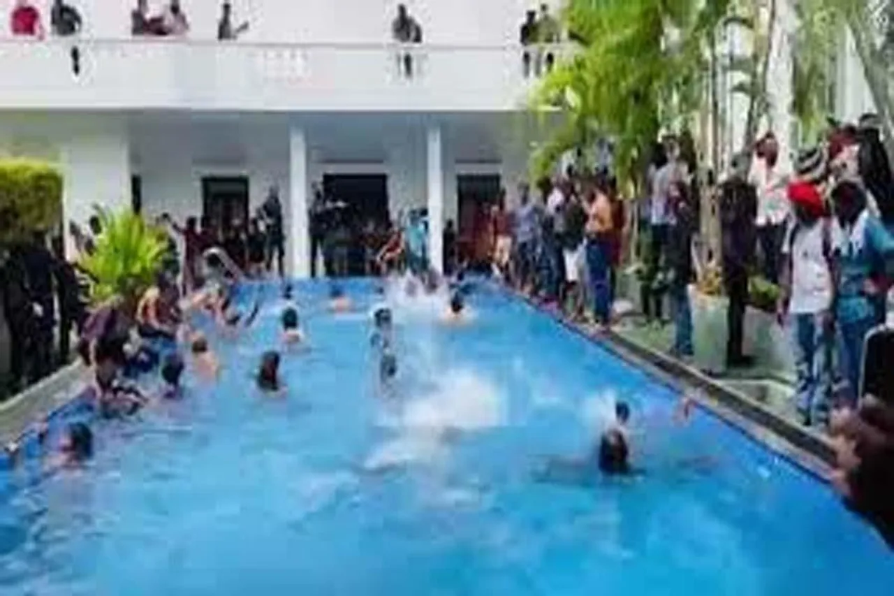 Protesters enter the president's residence and enjoy the swimming pool, watch the video