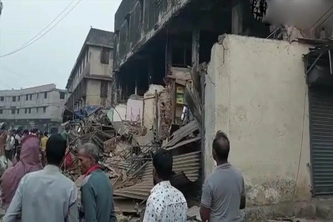 One person dead, one safely rescued after a portion of a building collapses in Bhiwandi