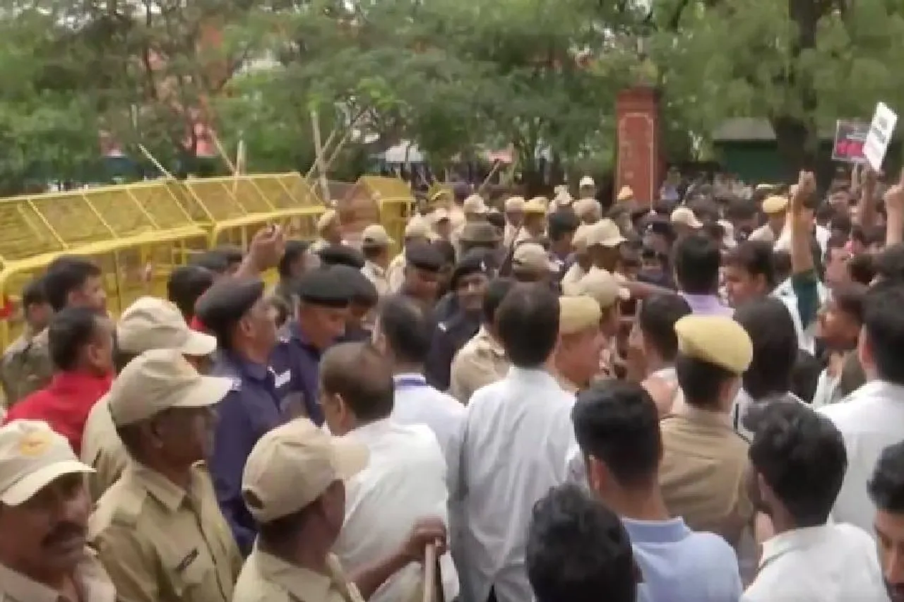 Police lathi-charged on doctors, tension spread in Jaipur - watch video