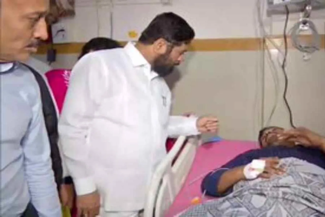 Eknath Shinde met the injured in the Nashik accident