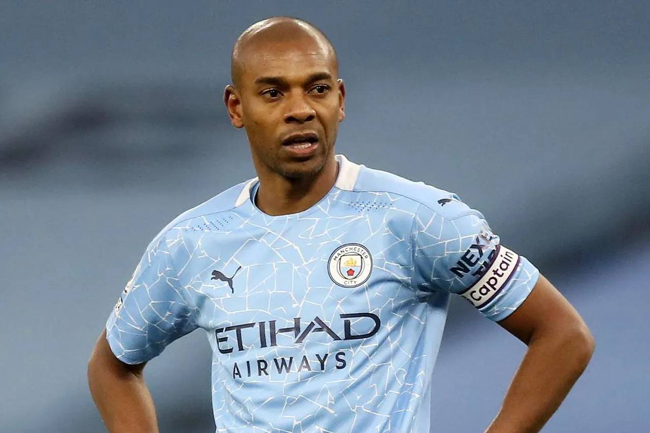Fernandinho to stay in Manchester City for one more year
