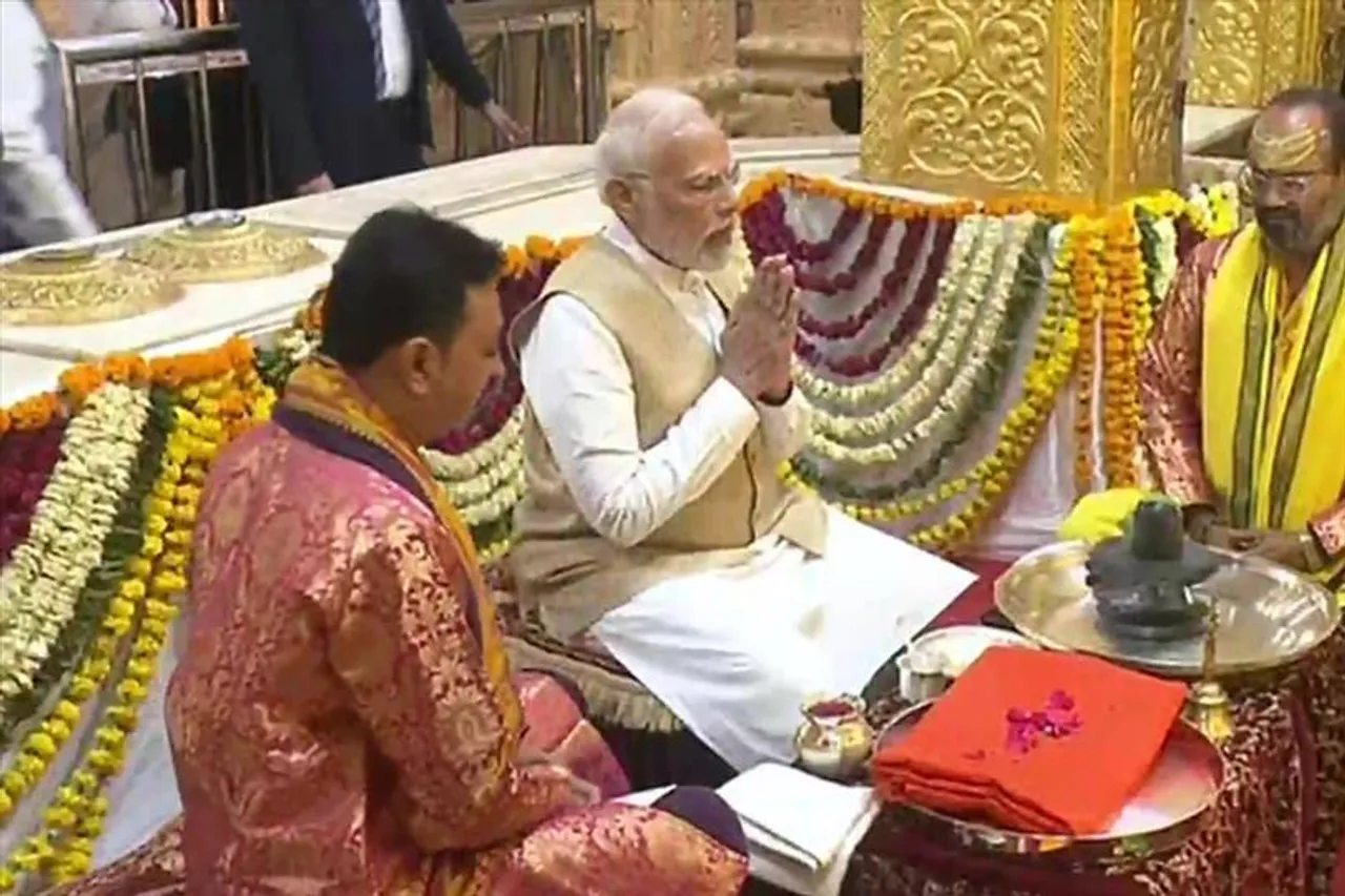 PM prays at temple ahead of public meeting in Gujarat