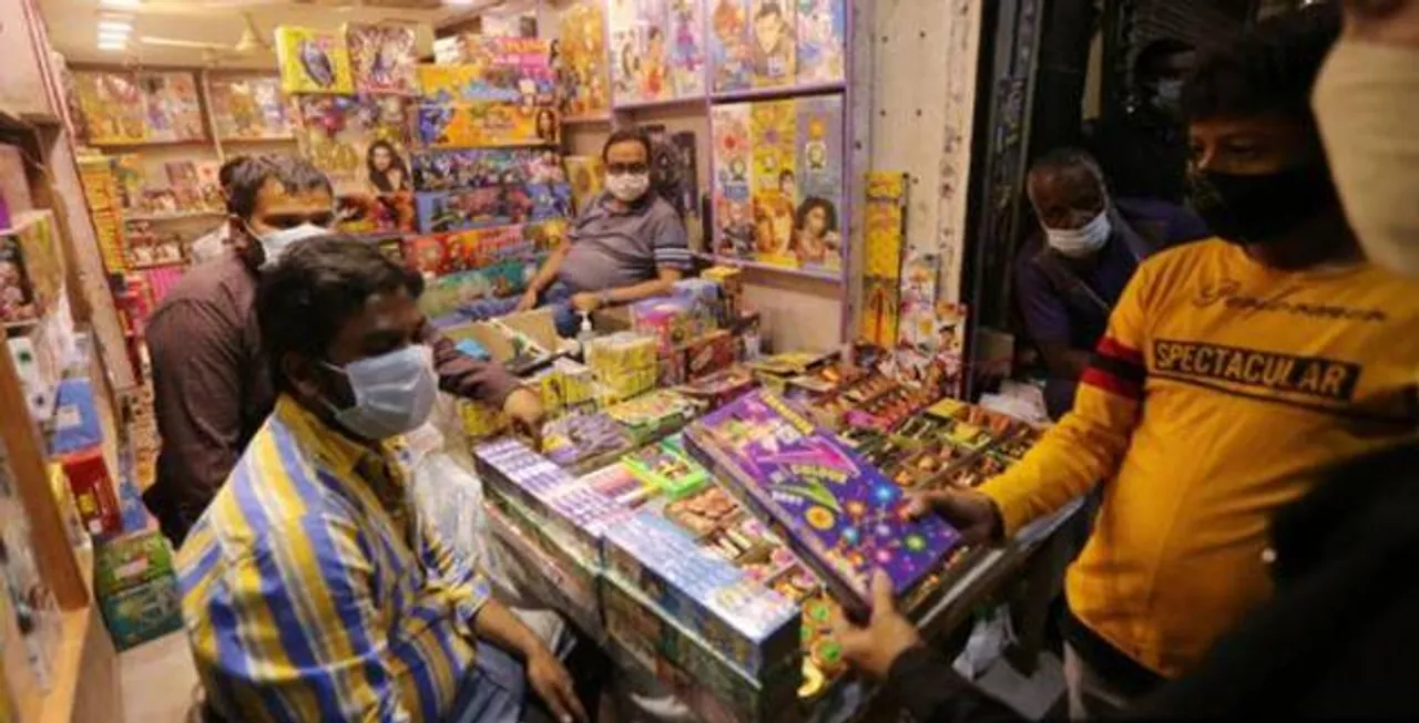 Kejriwal puts ban on crackers sale