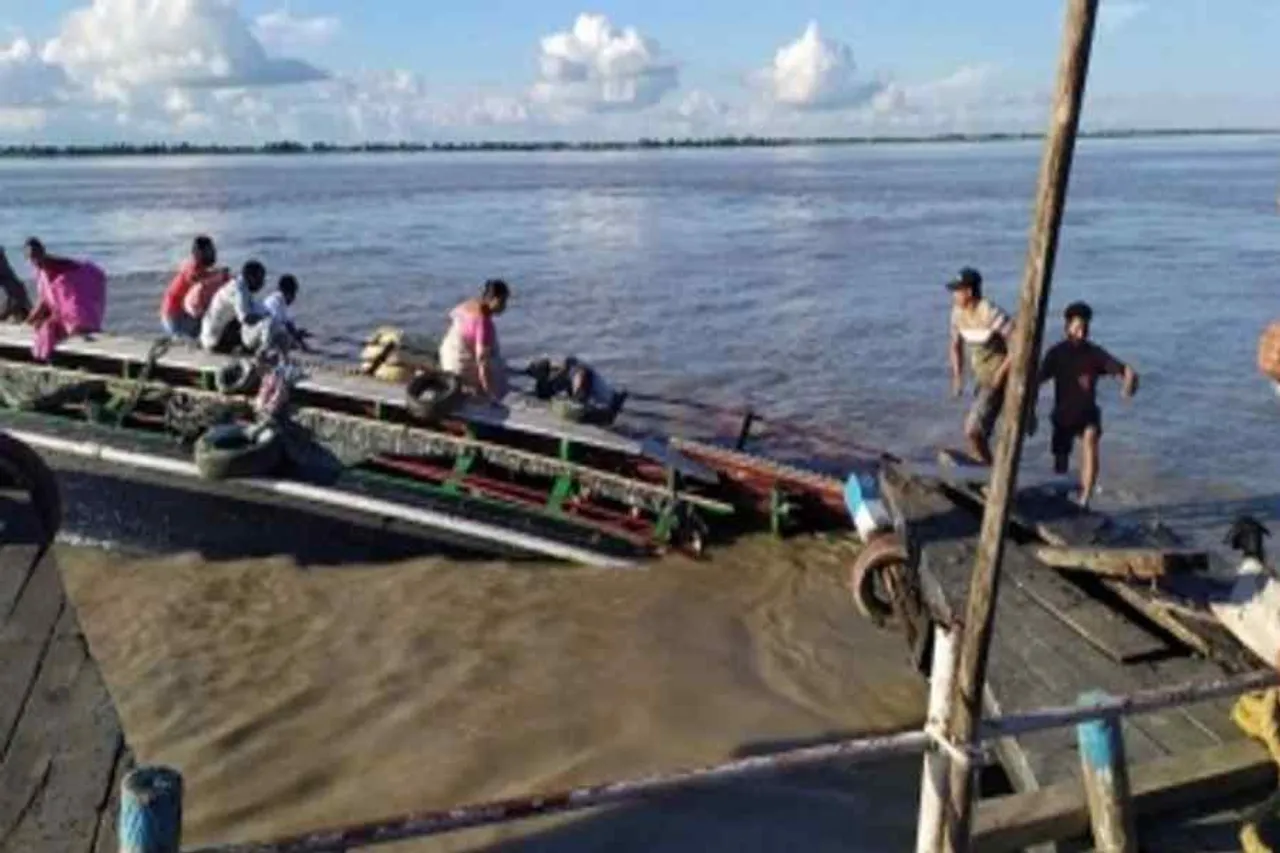 Boat capsizes in Bangladesh, 20 dead