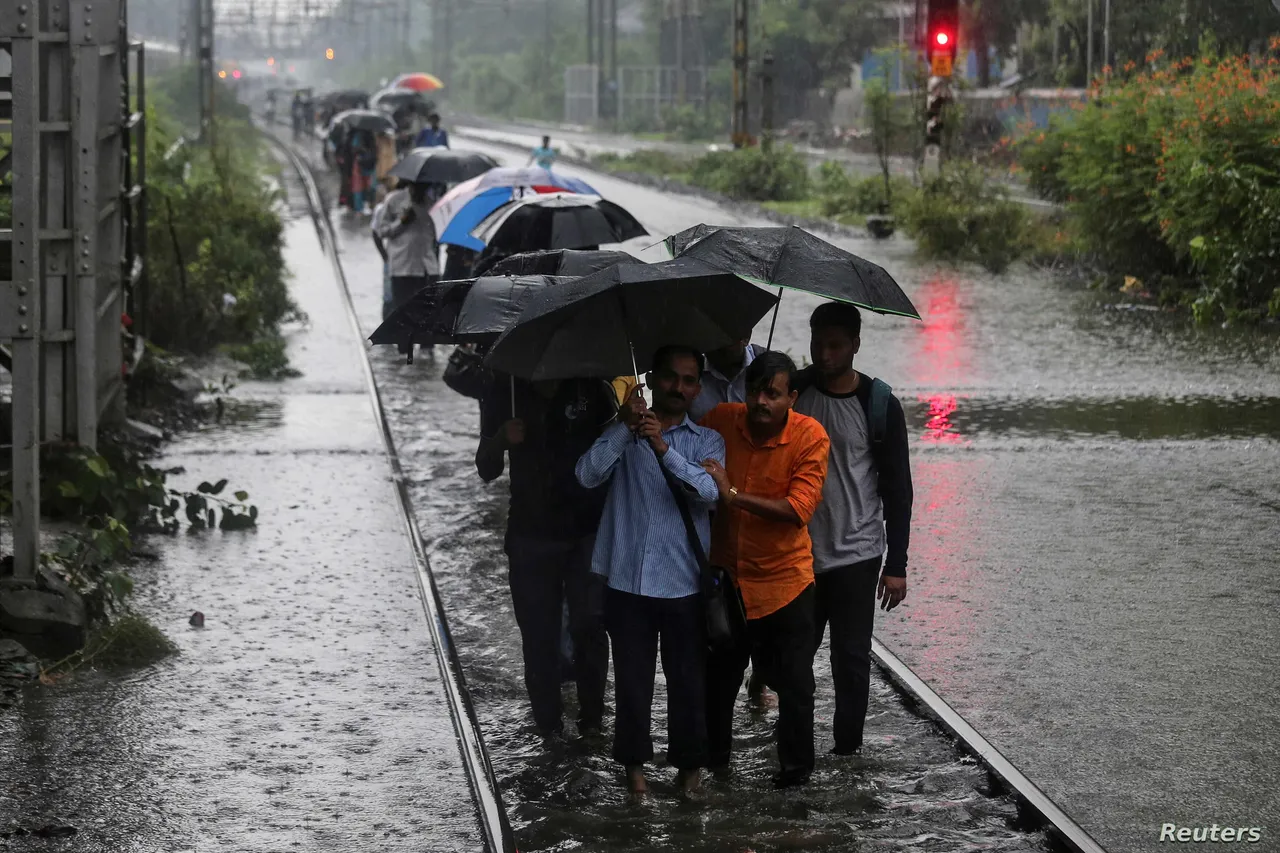 RED ALERT FOR 7 DISTRICTS IN MAHARASTRA OVER HEAVY RAINFALL