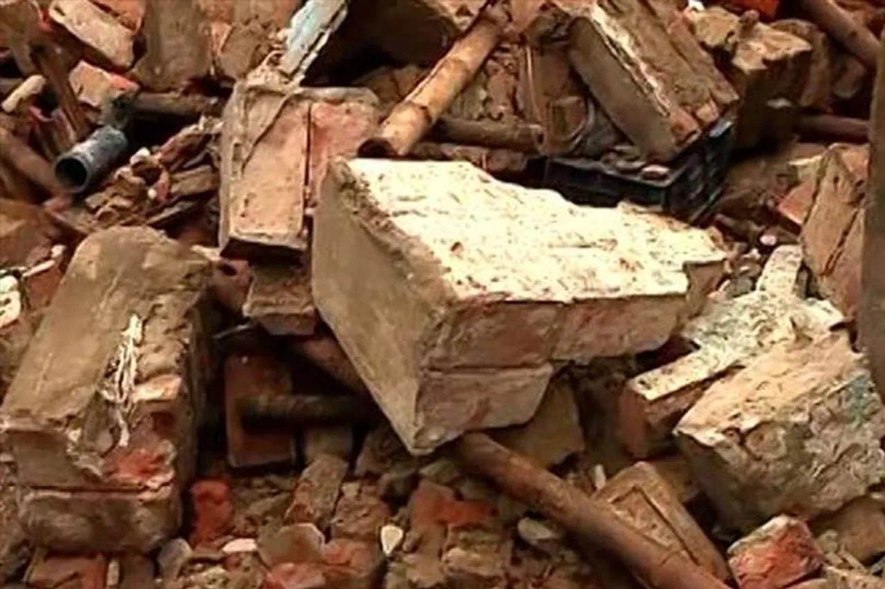 The roof of 19 houses collapsed in Sonarpur Mission Pally while doing drainage work