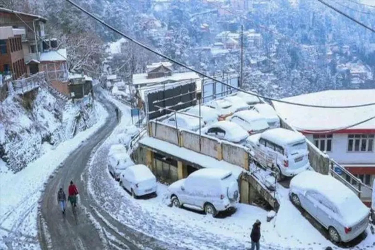 Fresh light snowfall in parts of Kashmir; Srinagar-Jammu NH closed