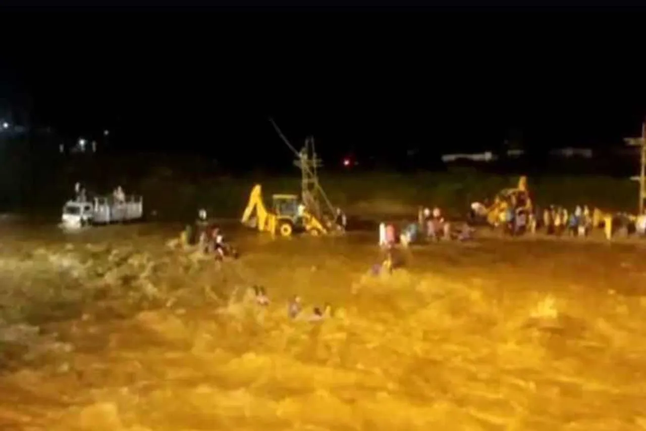 Horrible accident during Durga idol Visarjan, dead 7- watch video