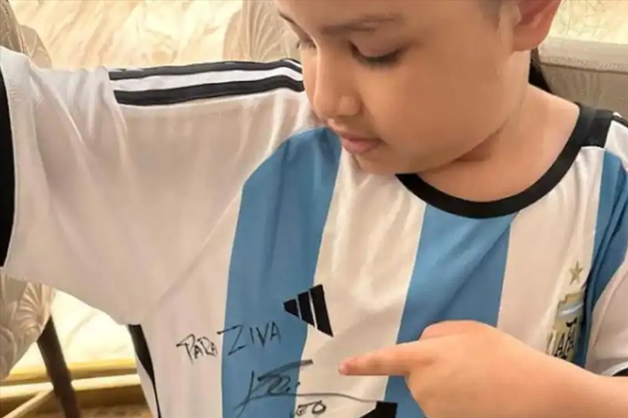 Messi's gift for Dhoni's daughter
