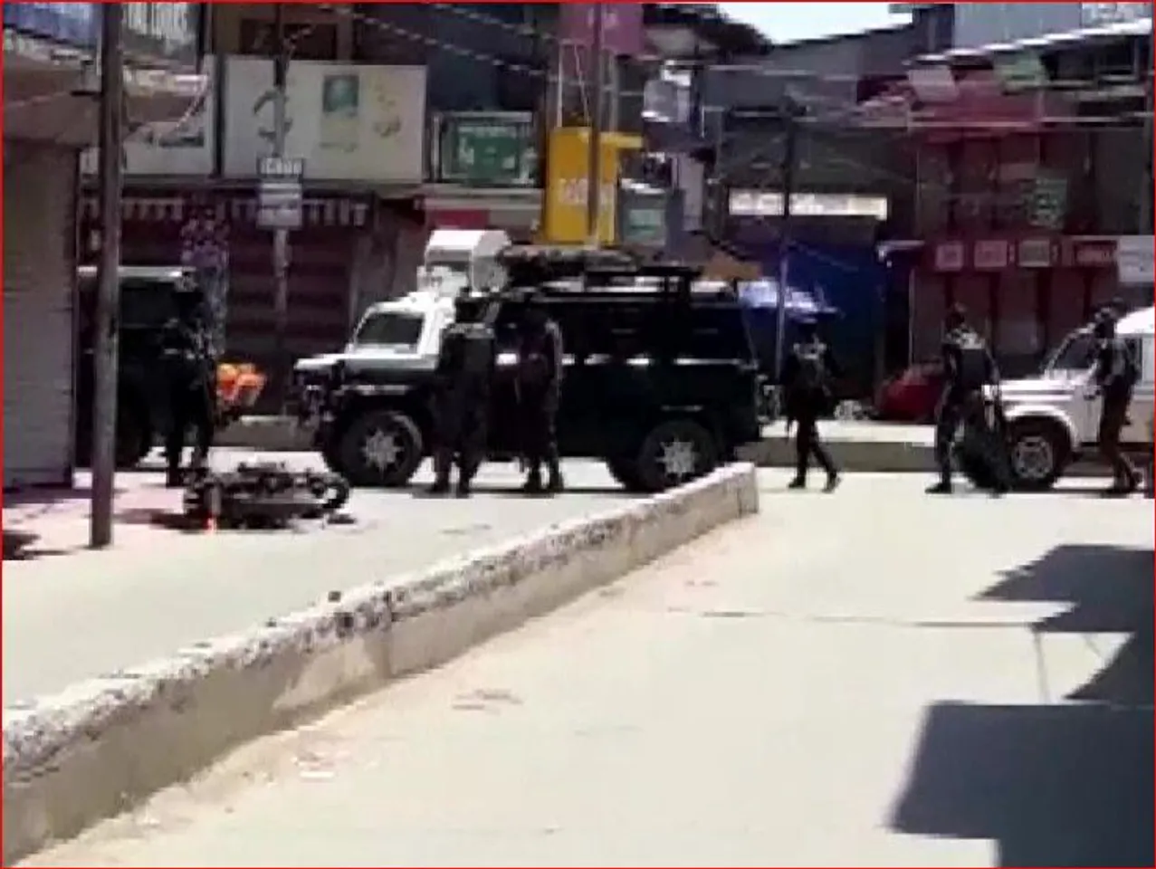 Terrorist strike in Kashmir, civilians and cops dead and injured