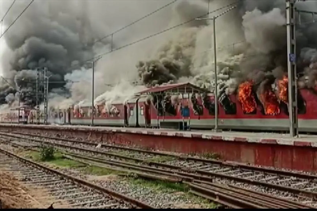 Agnipath: Protesters set fire on a train again at Bihar