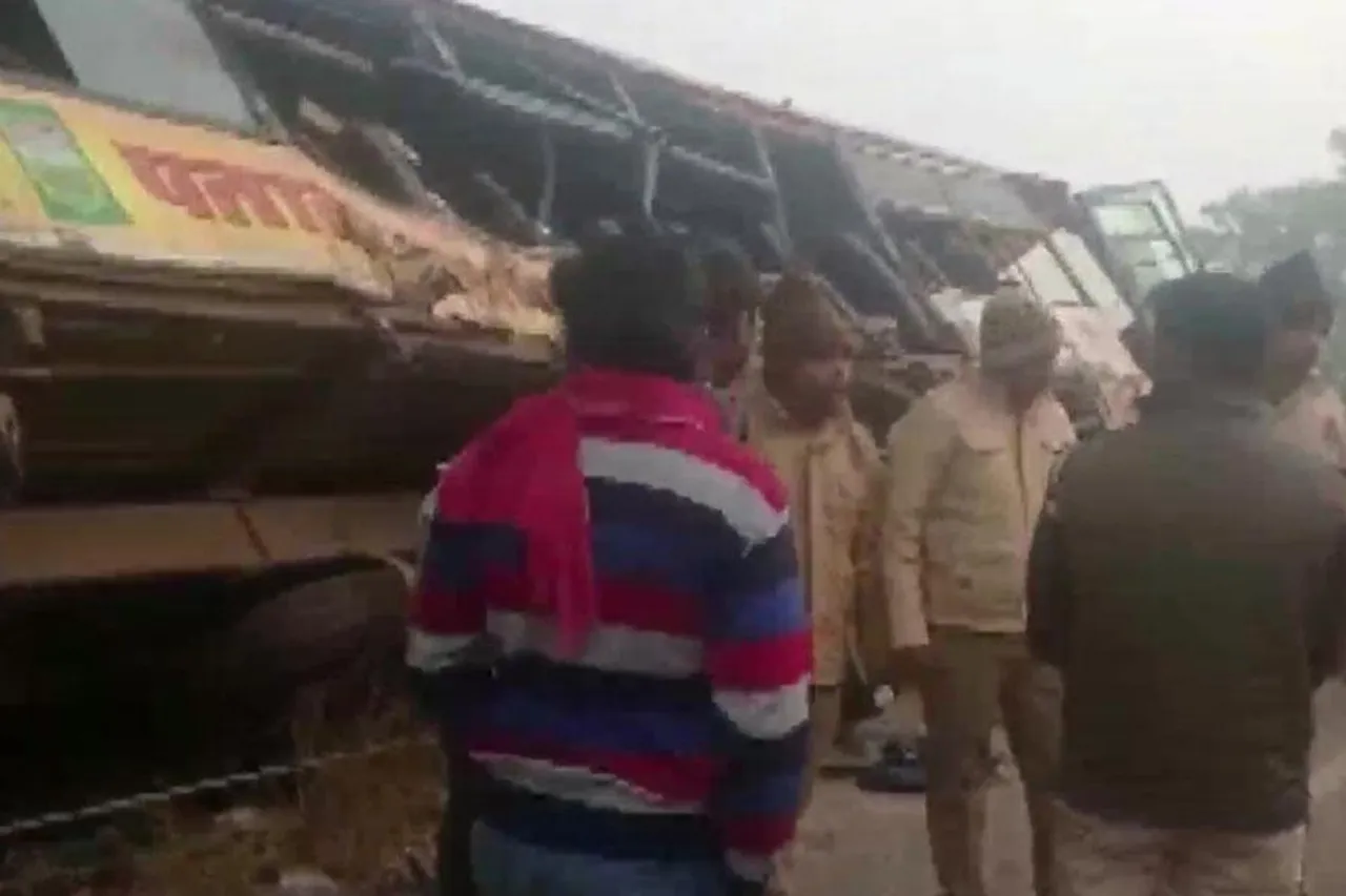 Uttarpradesh: 6 people died in a collision between bus and a truck