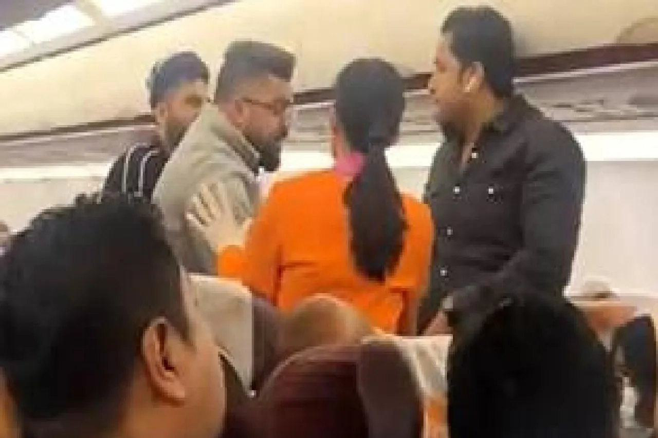 Two passengers fight in the plane, watch the video