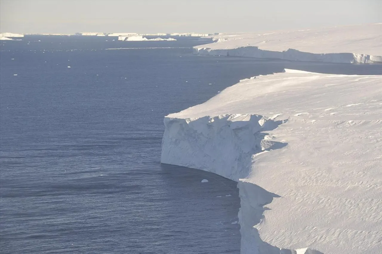 FATE OF "DOOMSDAY GLACIER" IS WARNING LIGHT FOR CLIMATE CHANGE... SAYS AUTHOR