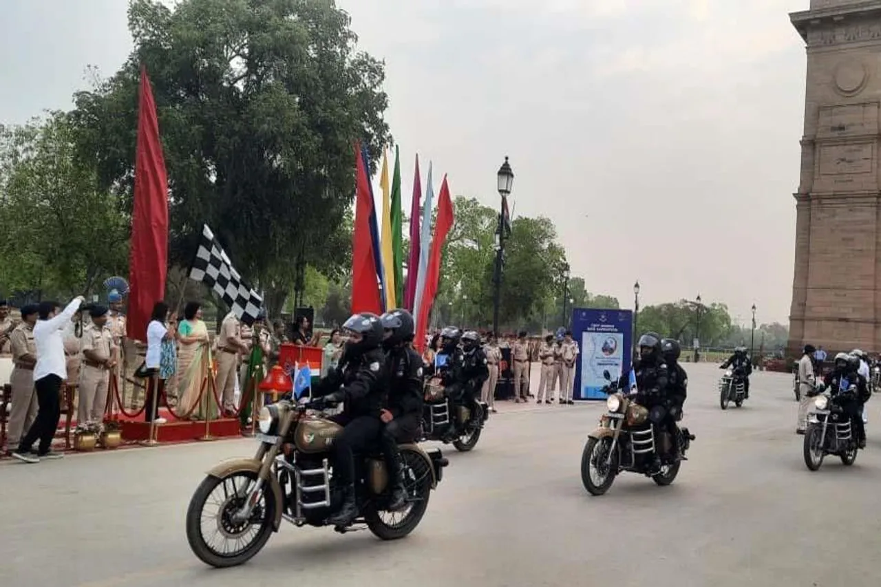 75 CRPF women daredevils have started the massive bike rally from Delhi