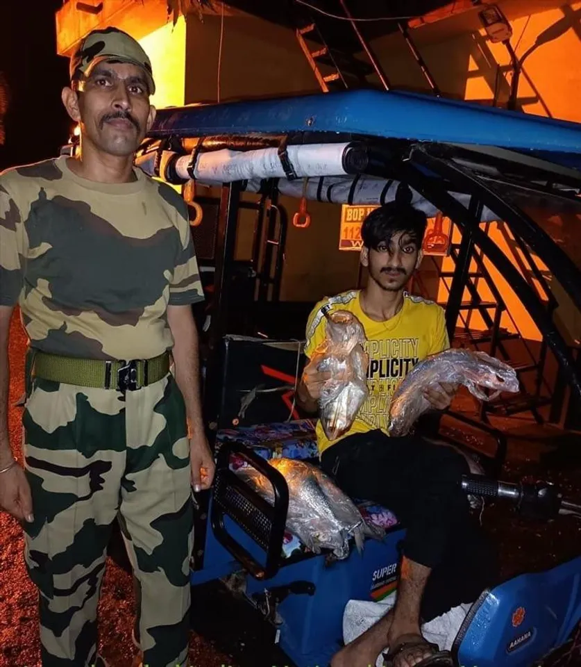 BSF apprehended an Indian rickshaw driver  with 18 kg of Hilsa fish