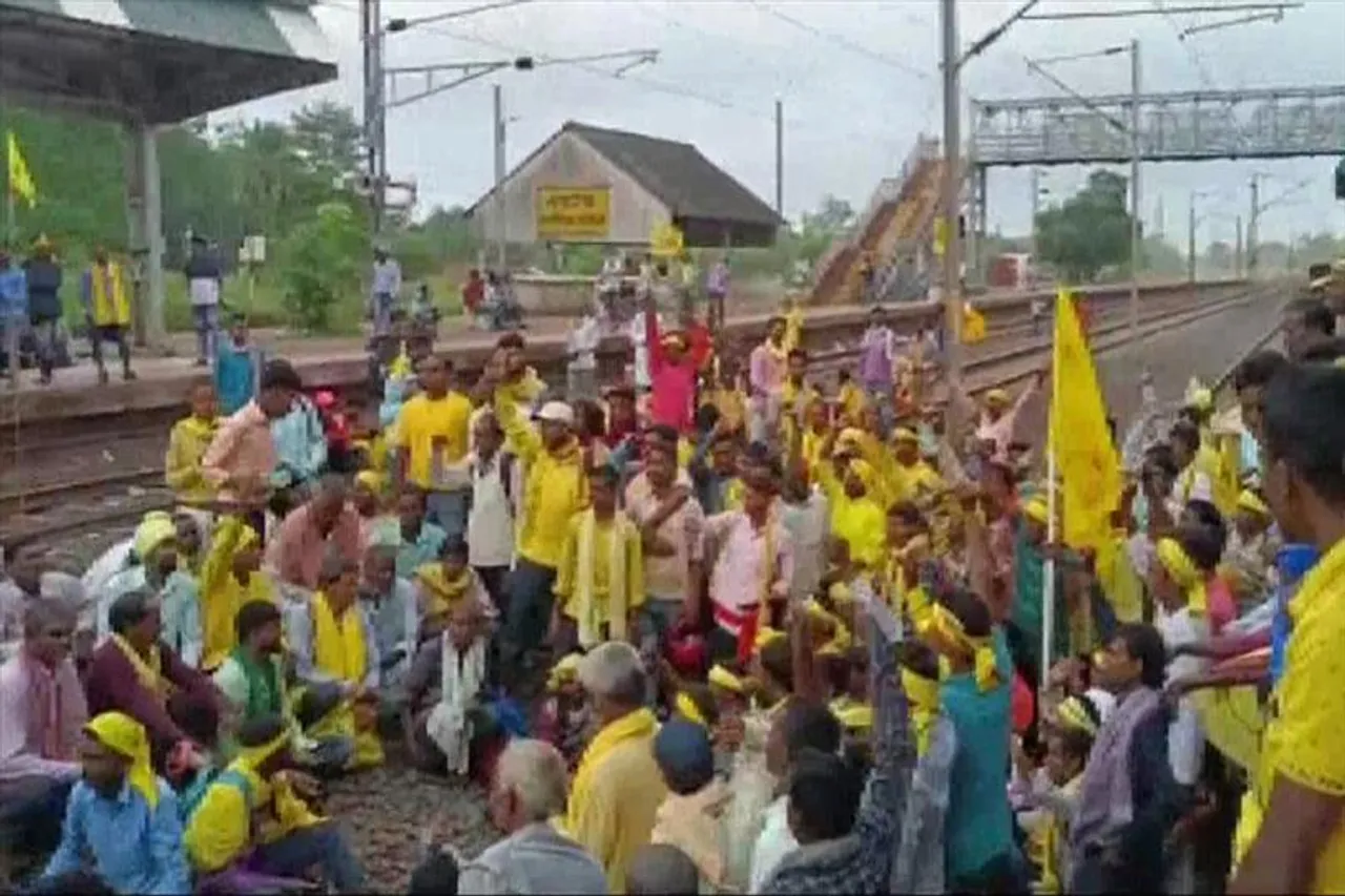Kurmi tribal community continue their 'Rail Roko' protest today