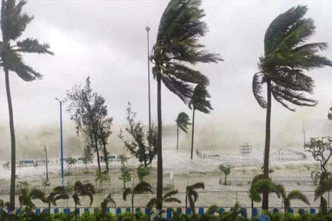 Cyclone in Bay Of Bengal, likely to move ashore on Monday: Weather office