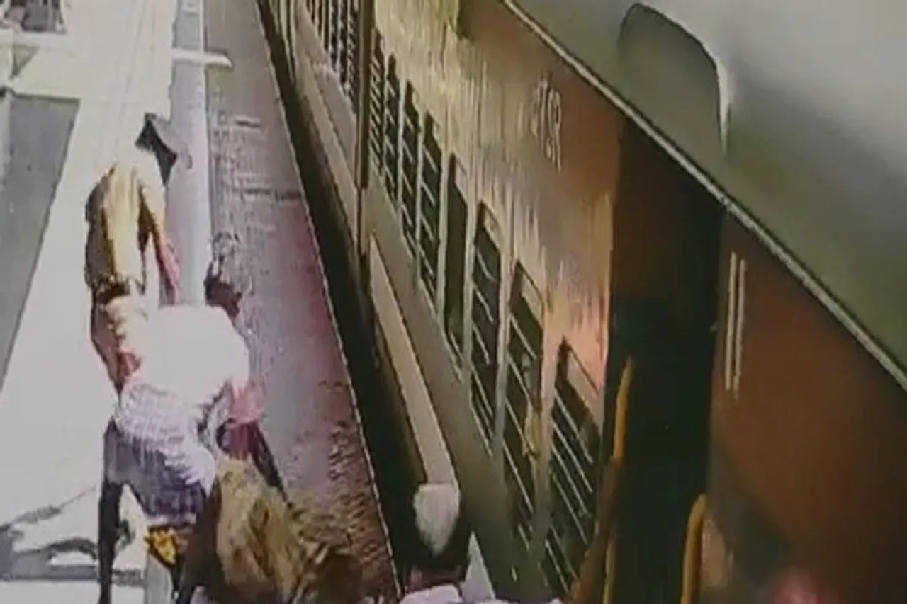 Railway police save woman's life , Viral Video
