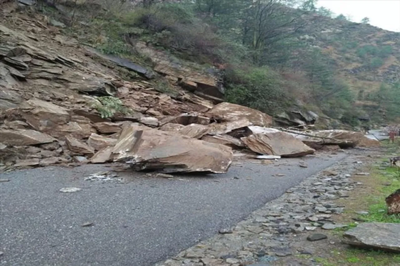 Landslide blocks Jammu-Srinagar national highway
