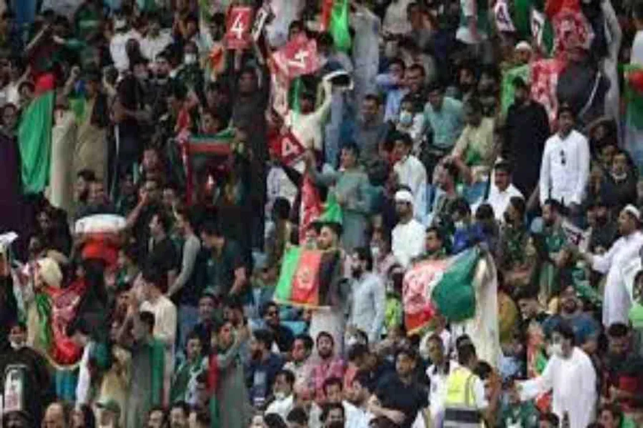 Afghanistan defeat, Pakistan and Afghanistan fans clash in the stadium