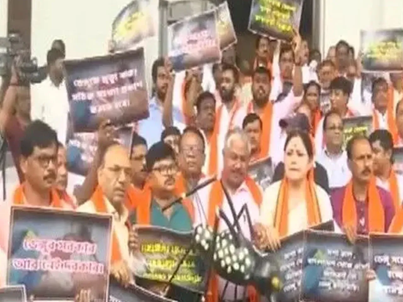 Dengue को लेकर भाजपा कार्यकर्ताओं ने बंगाल सरकार के खिलाफ किया विरोध प्रदर्शन
