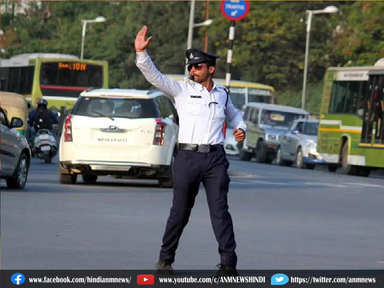 Kolkata के कुछ इलाकों में ट्रैफिक पुलिसिंग का कोई नियम नहीं