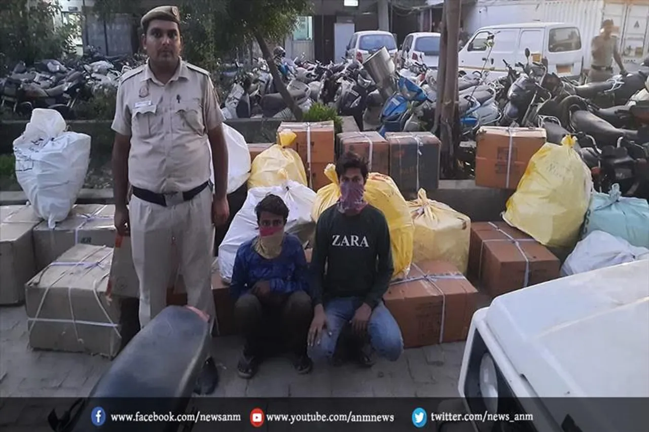 दिल्ली पुलिस ने किया प्रतिबंधित पटाखे जब्त, दो गिरफ्तार