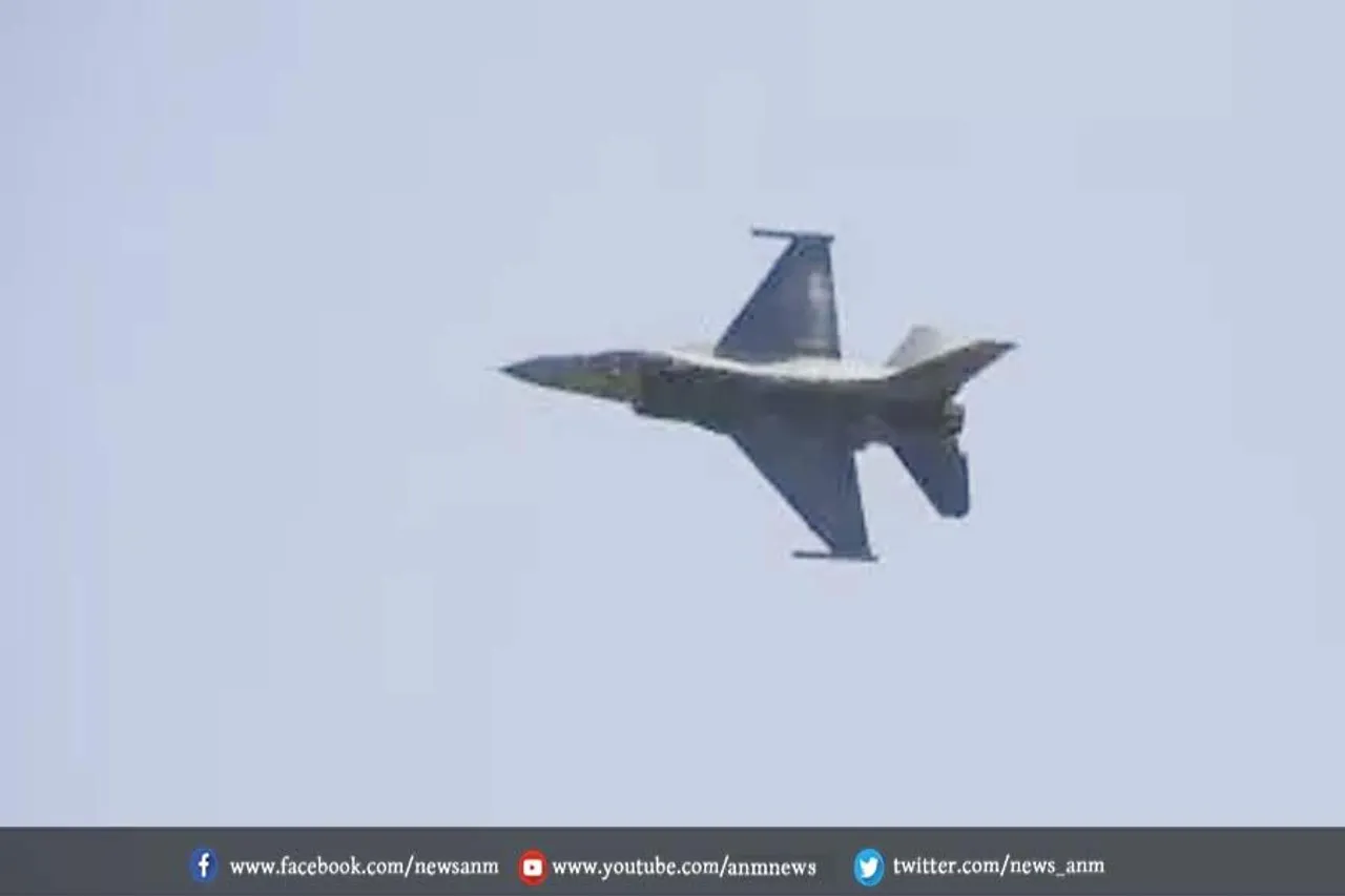 F-16 जेट दो साल के ब्रेक के बाद पश्चिम बंगाल के आसमान में दहाड़ते हुए