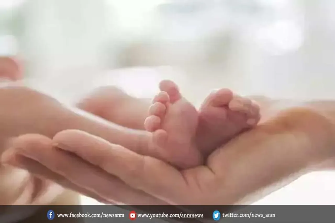 एक गर्भवती महिला ने फुटपाथ पर दिया बेटी को जन्म