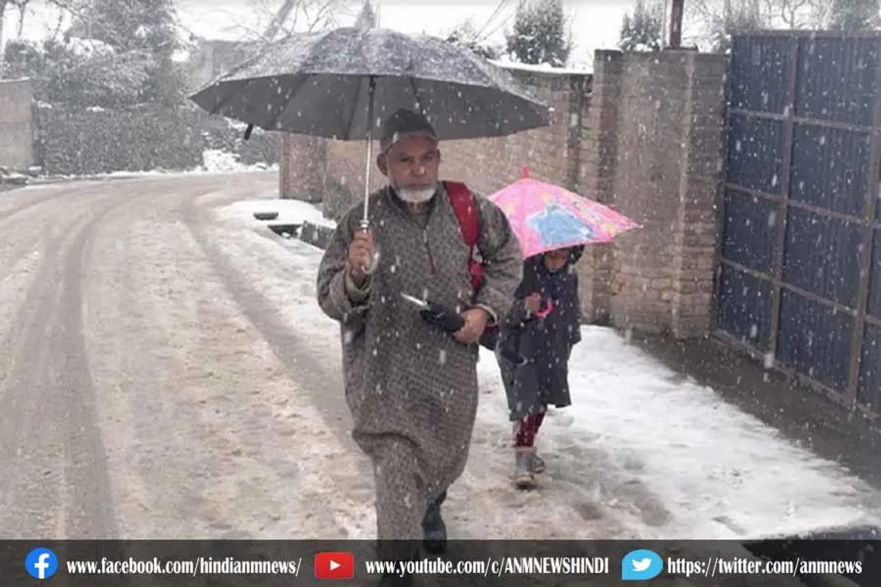 कश्मीर में पहाड़ों पर ताजा बर्फबारी