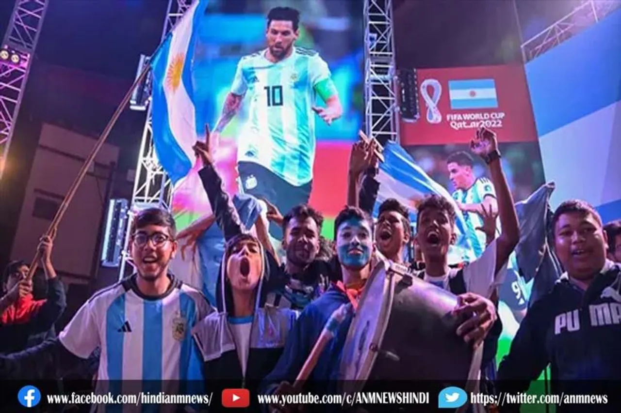 कोलकाता के प्रशंसक अर्जेंटीना की फीफा विश्व कप जीत का जश्न मनाने के लिए उतरे सड़कों पर