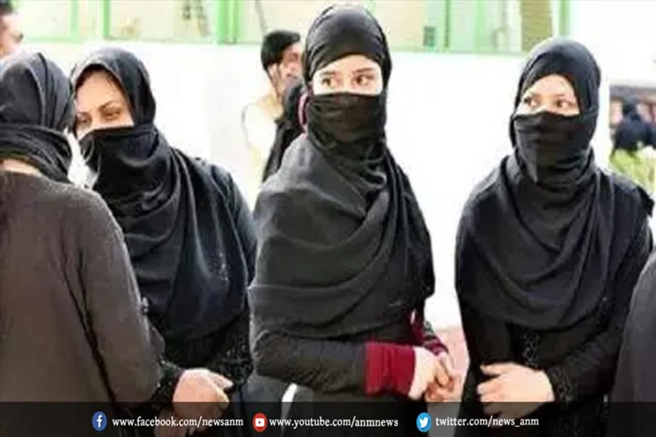 हिजाब पहनकर क्लास में एंट्री न मिलने पर लड़कियों ने शुरू किया विरोध