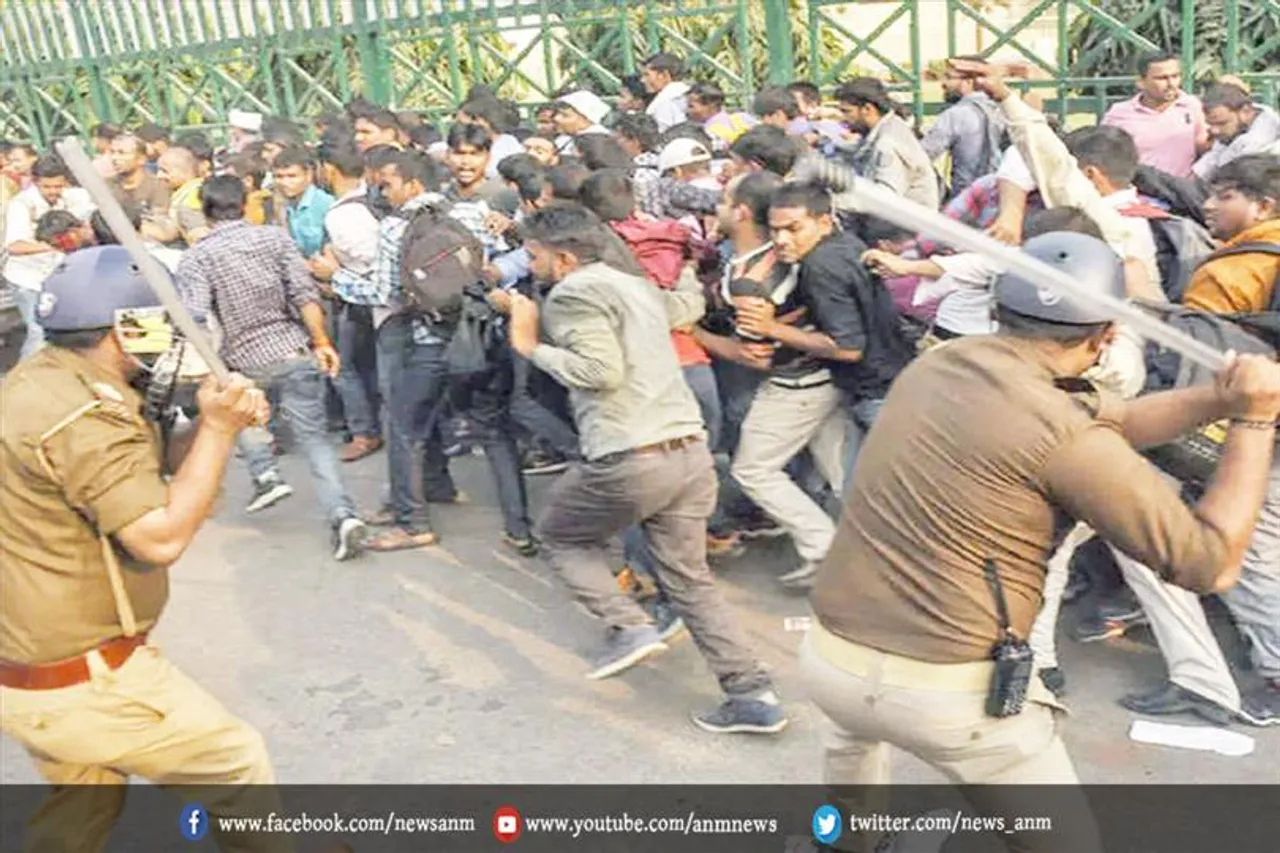 शिक्षक भर्ती: पुलिस ने अभ्यर्थियों पर किया लाठी चार्ज