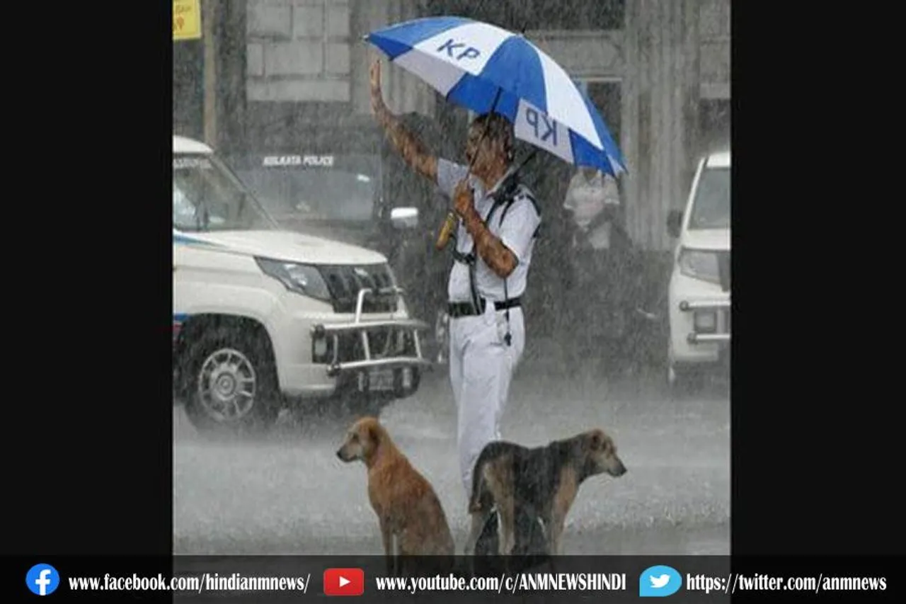 भारी बारिश से कुत्तों को बचाते कोलकाता के पुलिसकर्मी, वायरल हुई तस्वीर