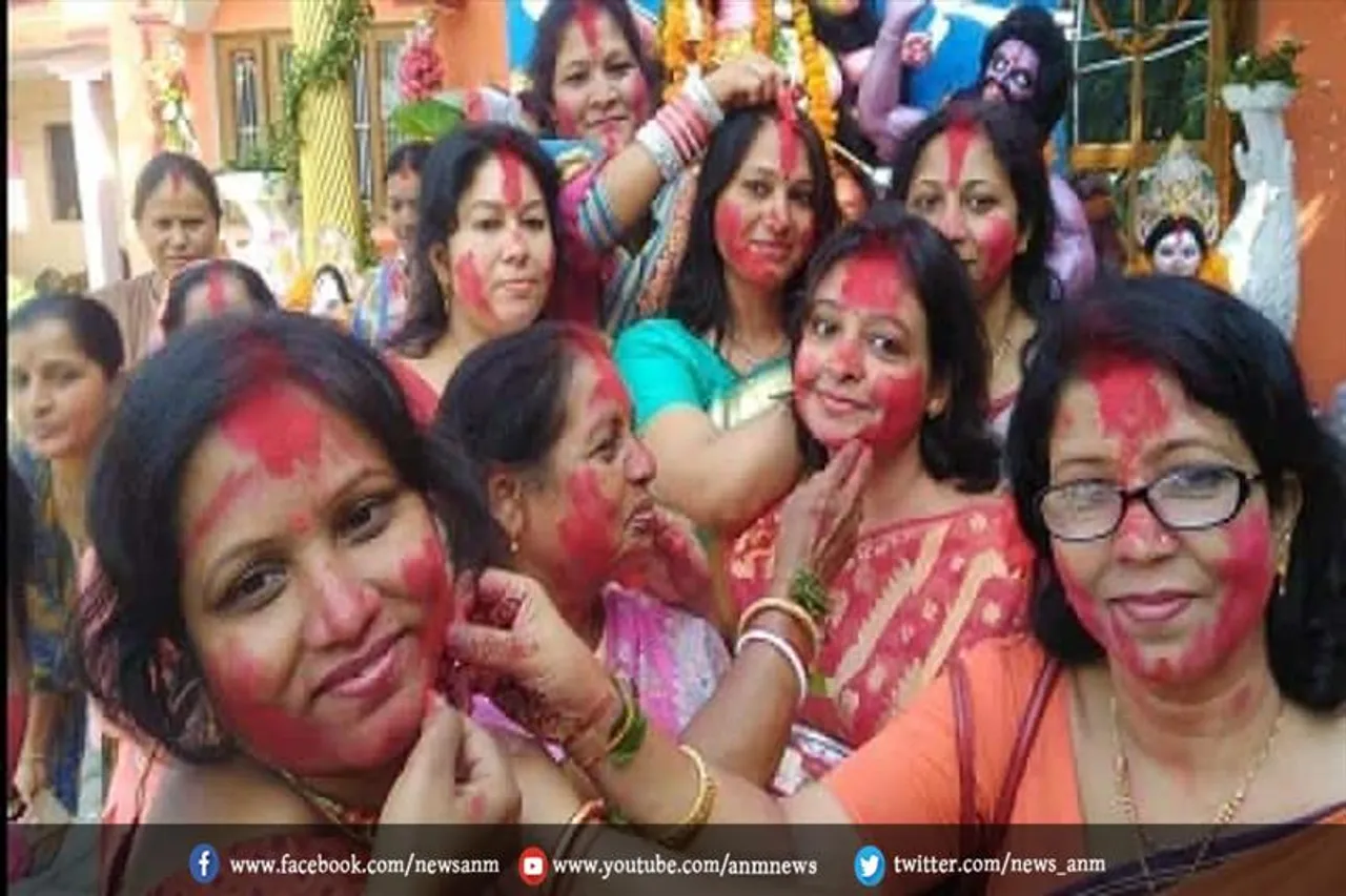 देवी मां की विदाई से पहले निभाई जाती है 'सिंदूर खेला' की रस्म