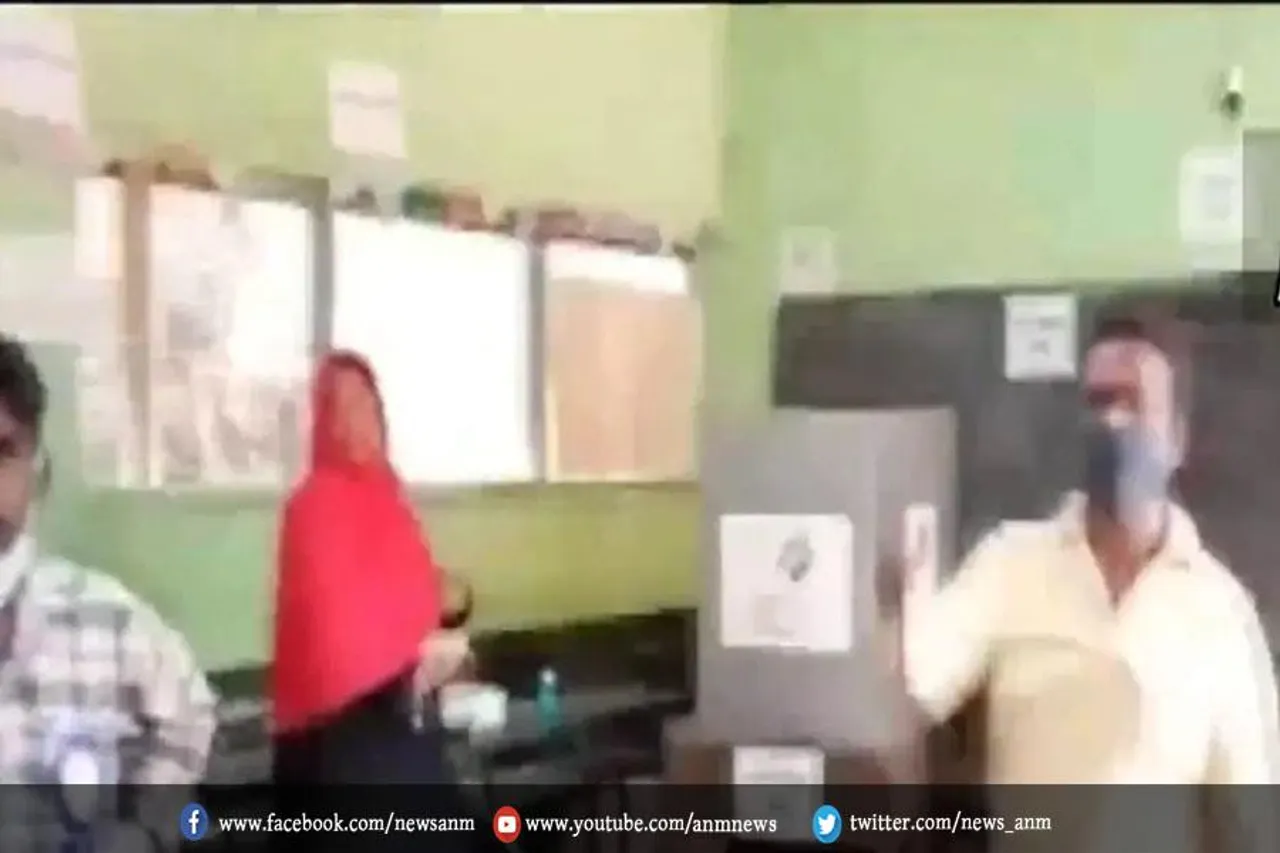 हिजाब पहनकर वोट देने आई महिला को रोका