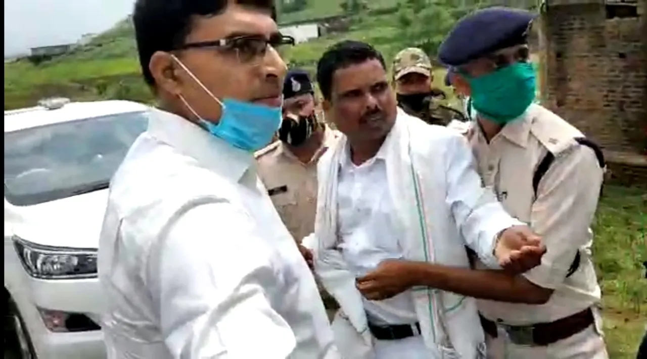डिंडौरी में प्रभारी मंत्री डॉ.मोहन यादव से मिलेने जा रहे कांग्रेस विधायक ओंकार सिंह को कलेक्टर ने रोका, नहीं माने पुलिस ने हाथ-पैर पकड़ कर उठाया और कर दिया सड़क किनारे