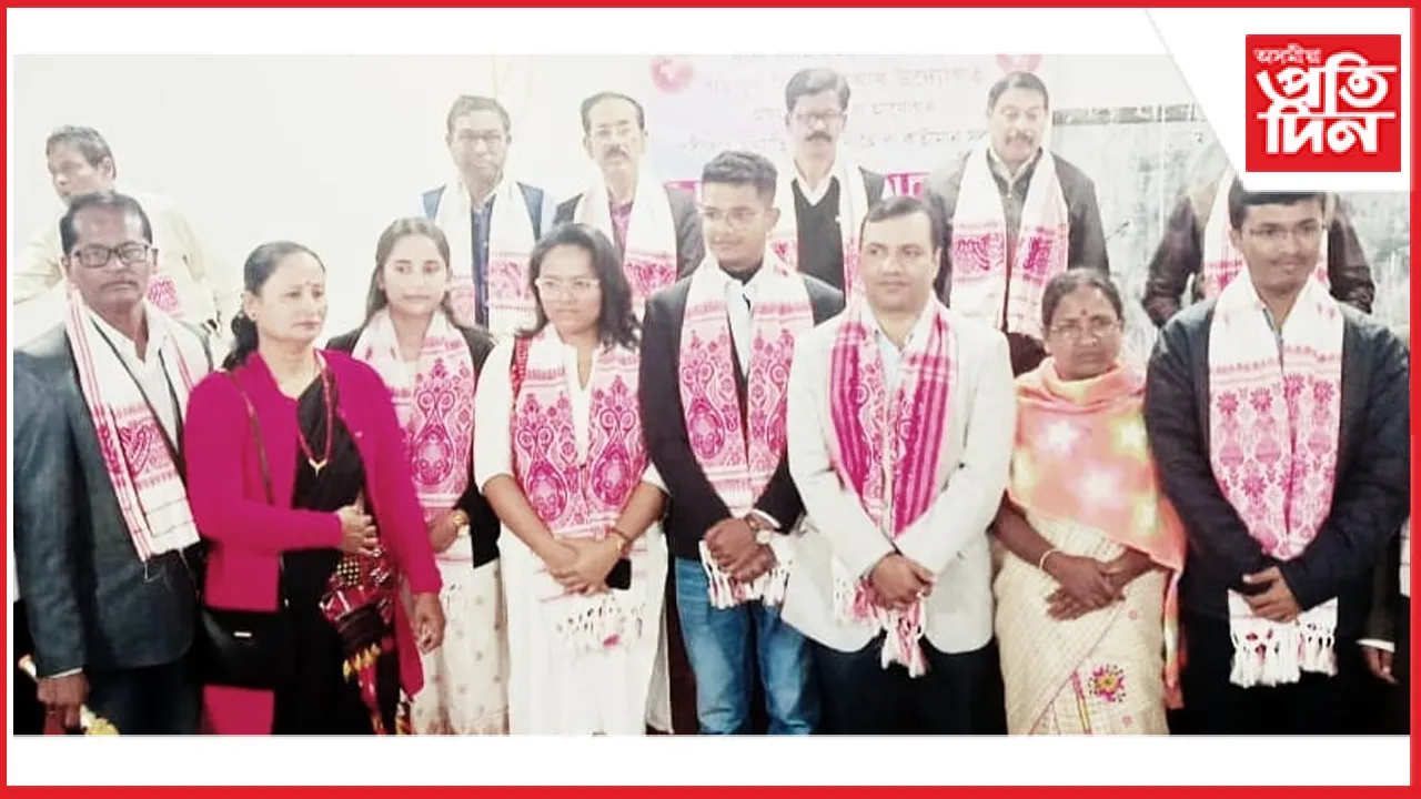 APSC ৰ পৰীক্ষাত উত্তীৰ্ণ ৫ গৰাকীক গহপুৰ জিলা কৰ্মচাৰী পৰিষদৰ সম্বৰ্ধনা