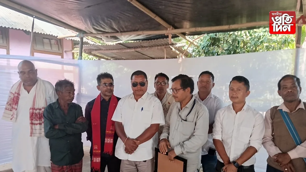 ফুলনিত সাংবাদিক বীৰেন গোৱালাৰ বাসগৃহত উপস্থিত হৈ সমবেদনা 'আপকু'ৰ 