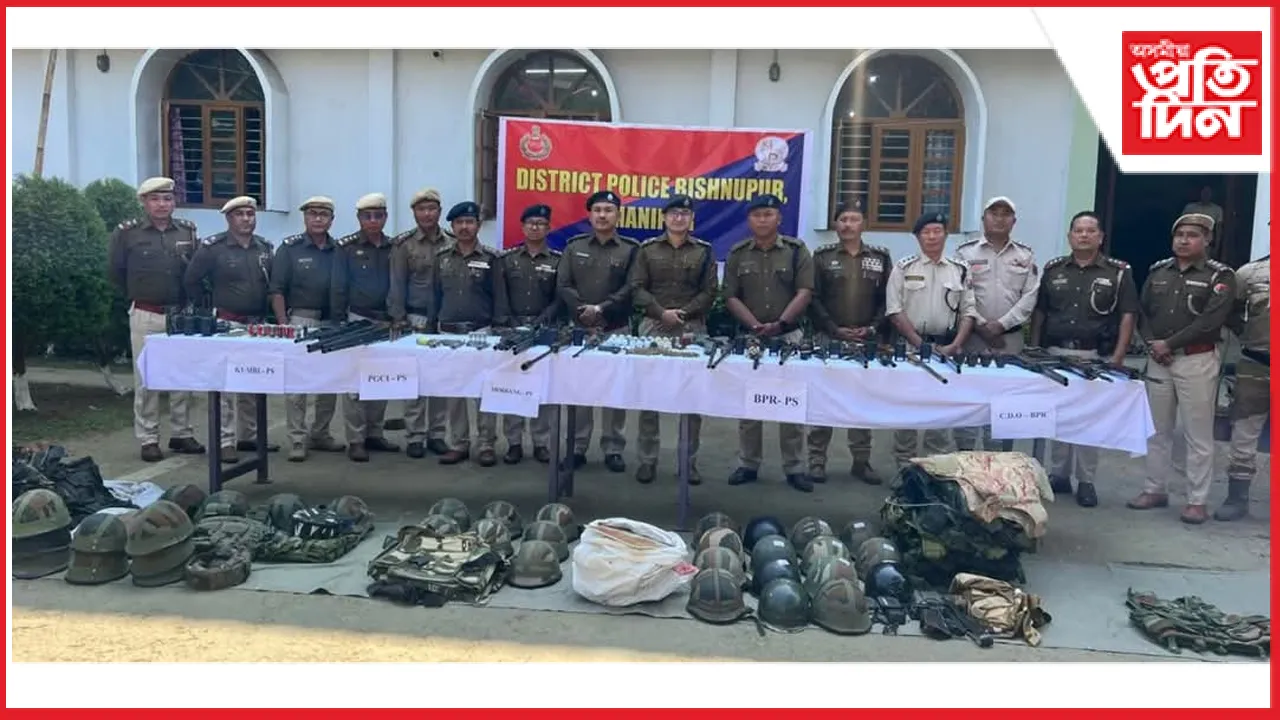 মণিপুৰত ৰাষ্ট্ৰপতি শাসনৰ পাছতে অবৈধ অস্ত্ৰ জমা দিবলৈ থানাই থানাই মানুহৰ ভিৰ...