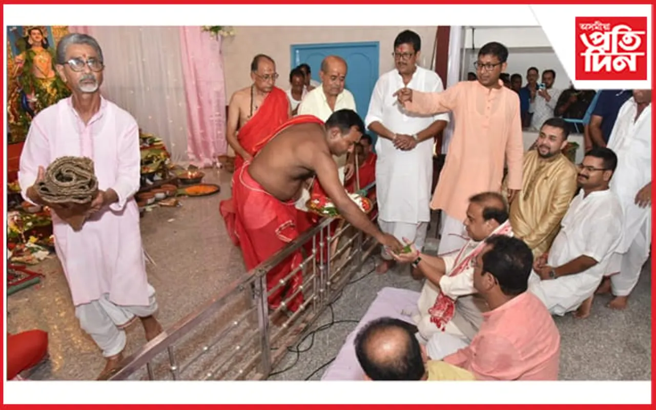 প্ৰতিকুল বতৰক নেওচি পূজা মণ্ডপে মণ্ডপে আশীৰ্বাদ ল'লে মুখ্যমন্ত্ৰী হিমন্ত বিশ্ব শৰ্মাই...